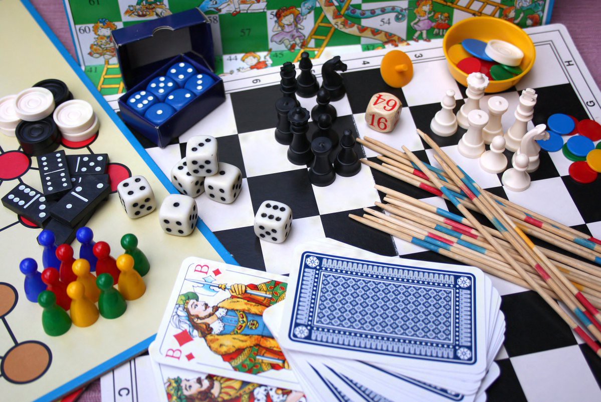 Pions, mikado, dés, jeu de carte sur une table