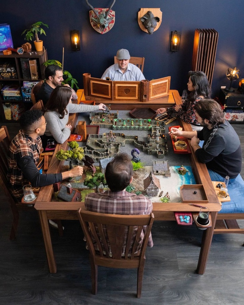 Personnes jouant à un jeux de société
